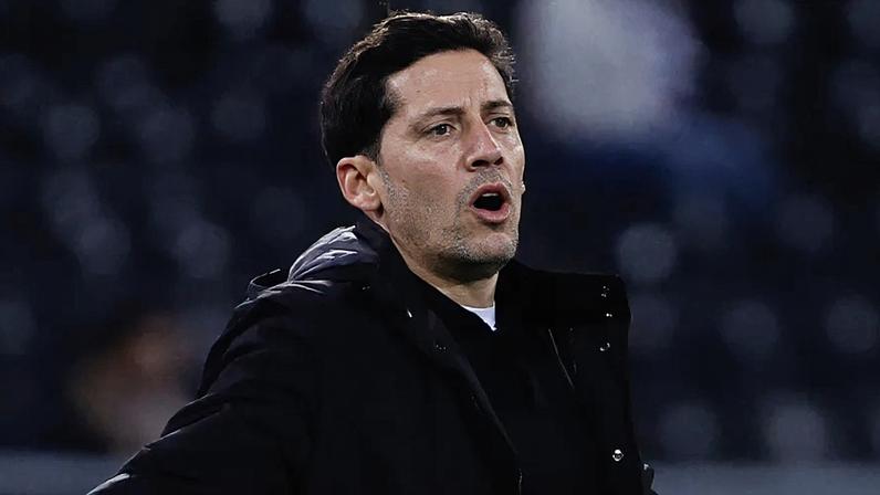 Luís Pinto comunica com os jogadores durante o V. Guimarães-E. Amadora