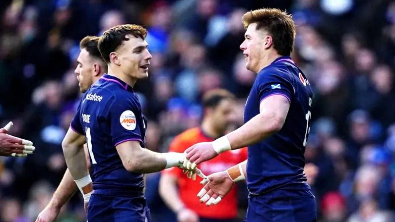 Jogadores da Escócia festejam triunfo sobre a Inglaterra no torneio das Seis Nações