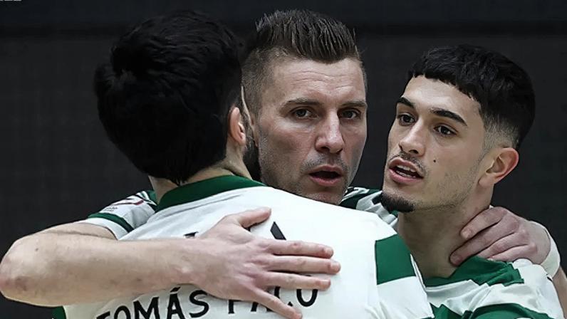 Jogadores do Sporting celebram vitória sobre o Eléctrico na Taça de Portugal de futsal