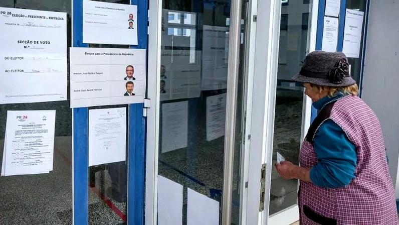 Eleitores de Alcácer do Sal à entrada da escola Básica Pedro Nunes para exercer o seu direito de voto para a 2.ª volta das presidenciais