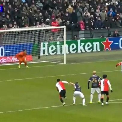 Ex-Benfica assume a marcação de penálti e dá vitória ao Feyenoord nos descontos