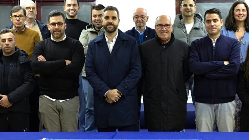 João Madureira (ao centro, de fato)