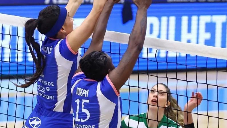 Jogo de voleibol com atletas do FC Porto e Sporting CP na disputa pela bola