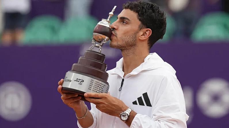 Francisco Cerundolo beija troféu após conquistar torneio de Buenos Aires