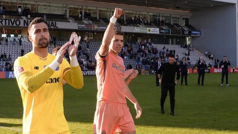 Diogo Costa e Bednarek festejam junto dos adeptos do FC Porto na Choupana