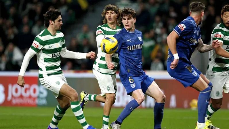 Jogadores de Sporting e Famalicão disputam a bola durante o jogo