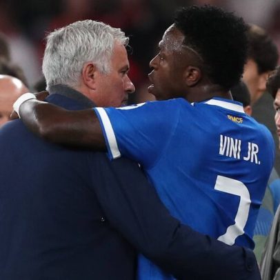 Carragher vê hipocrisia de Mourinho ao criticar celebração de Vinícius