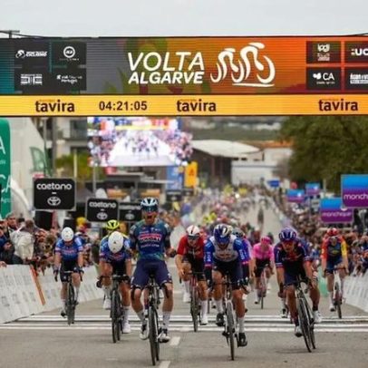 Magnier vence a 1.ª etapa da Volta ao Algarve; Ayuso ganha três segundos