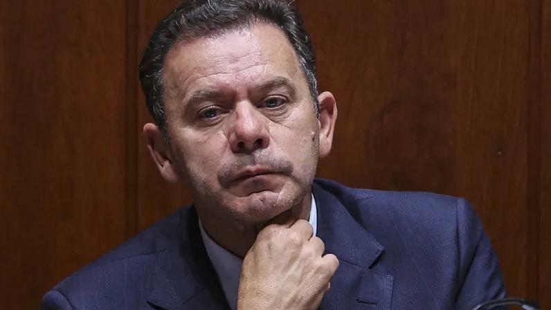 Montenegro debate mau tempo no parlamento após demissão no MAI