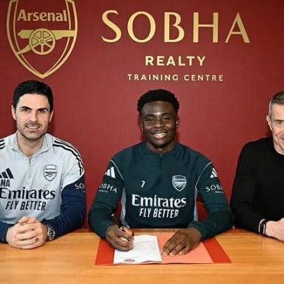 Bukayo Saka renova contrato com o Arsenal