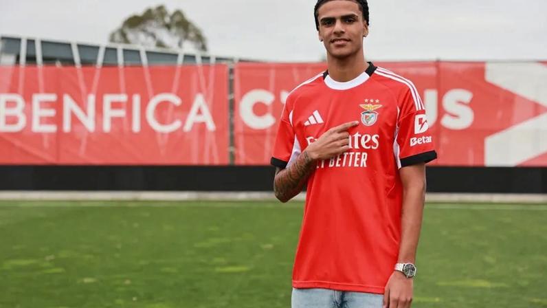 Paulo Souza assina contrato profissional