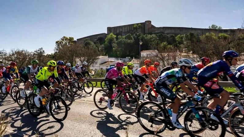 Pelotão rola no Algarve