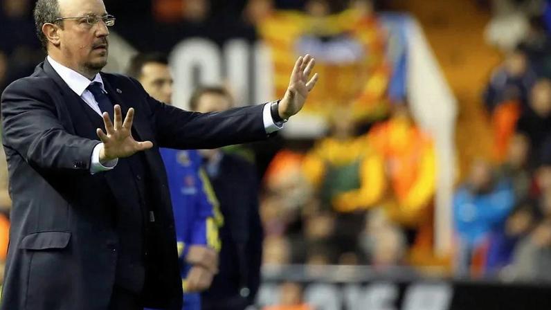 Rafa Benítez gesticula durante um jogo de futebol