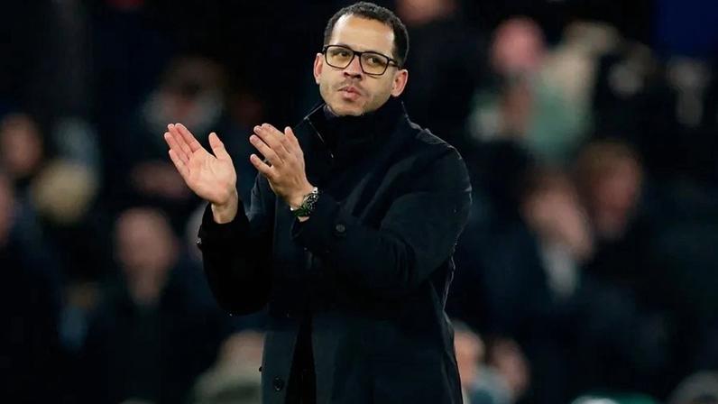 Rosenior comenta preocupação do Chelsea com a saúde dos jogadores