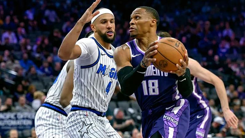 Russell Westbrook (à direita)