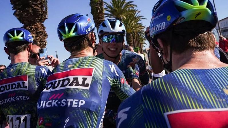 Paul Magnier festeja com os colegas