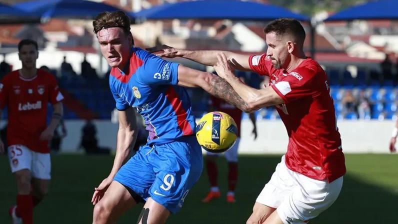 Marezi e Venâncio disputam a bola durante o Alverca-Santa Clara