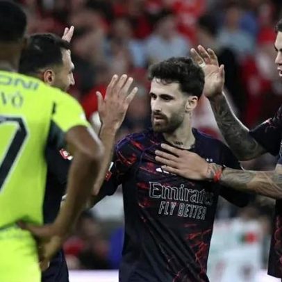 Caligrafia destacada no livro da história do Benfica