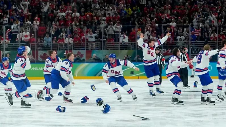 Jogadores de hóquei dos EUA celebram vitória em Milão com adeptos nas bancadas