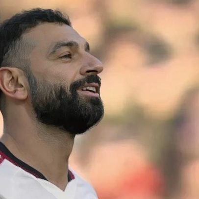 Salah reage com sorriso após substituição no Liverpool-Nottingham