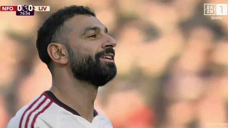 Reação de Mo Salah ao ser substituído no Liverpool-Nottingham