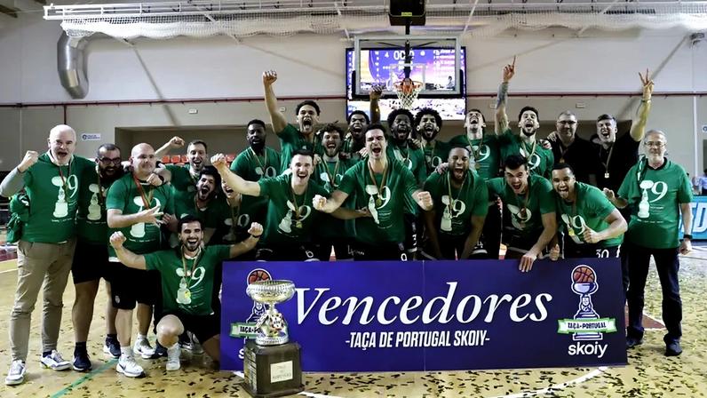 Sporting ergue o troféu em Albufeira