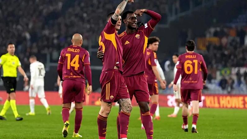Jogadores da Roma festejam triunfo frente à Cremonese