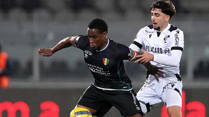 Tony Strata persegue adversário