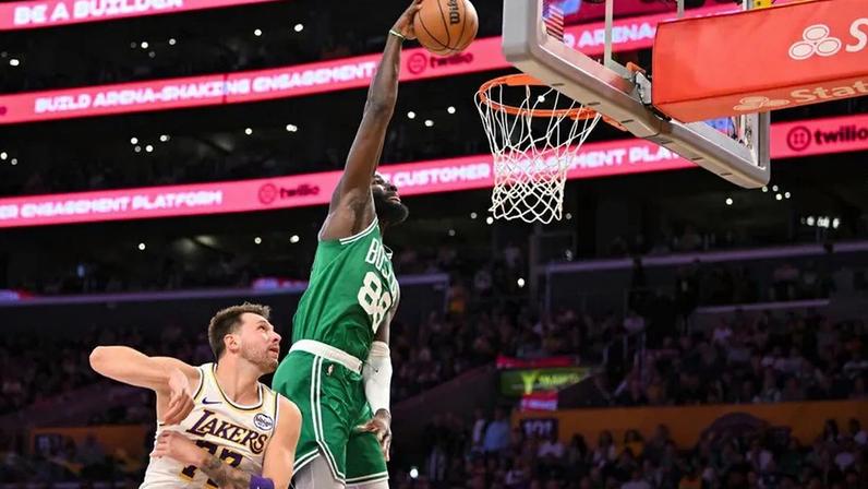 Neemias Queta em ação frente aos os Angeles Lakers