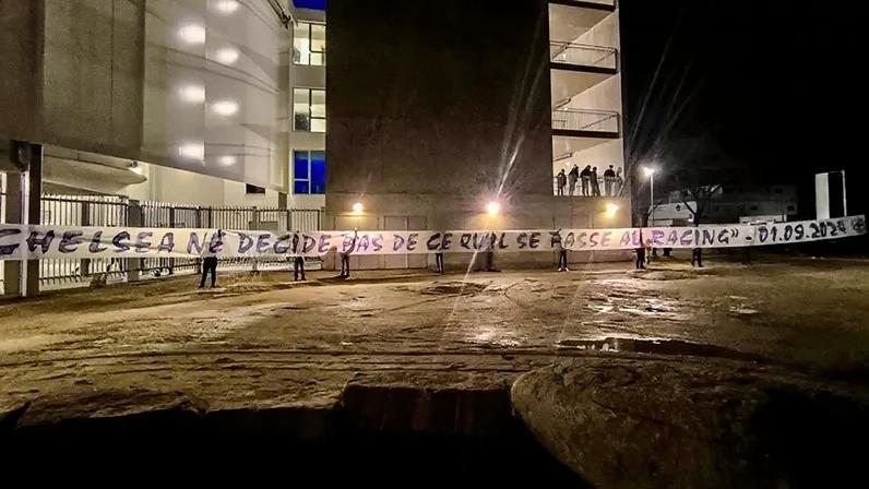 Adeptos do Estrasburgo criticam a direção e o Chelsea numa tarja