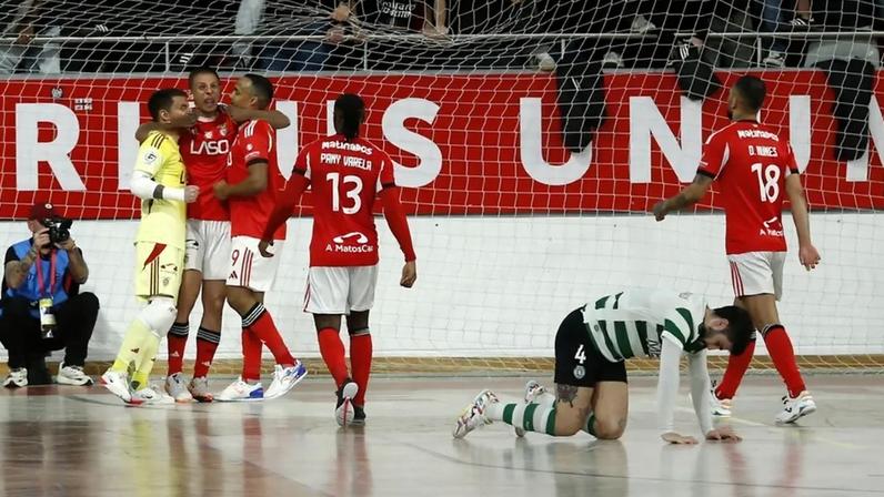 Jogadores do Benfica fazem a festa frente ao Sporting