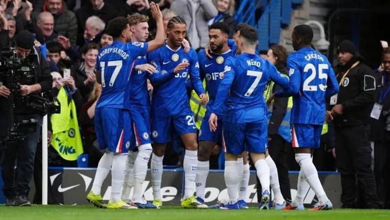 João Pedro festeja com companheiros de equipa no Chelsea