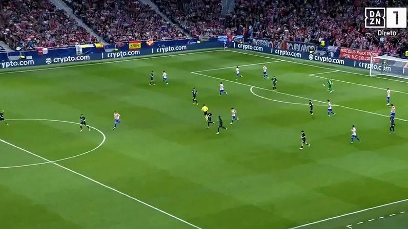 O momento em que Oblak assistiu Sorloth para o golo do Atlético Madrid frente ao Club Brugge