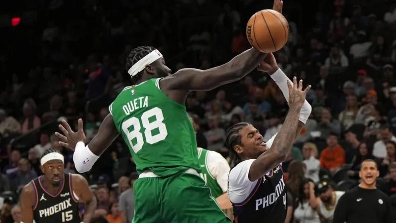 Neemias Queta durante o encontro entre Phoenix Suns e os Boston Celtics