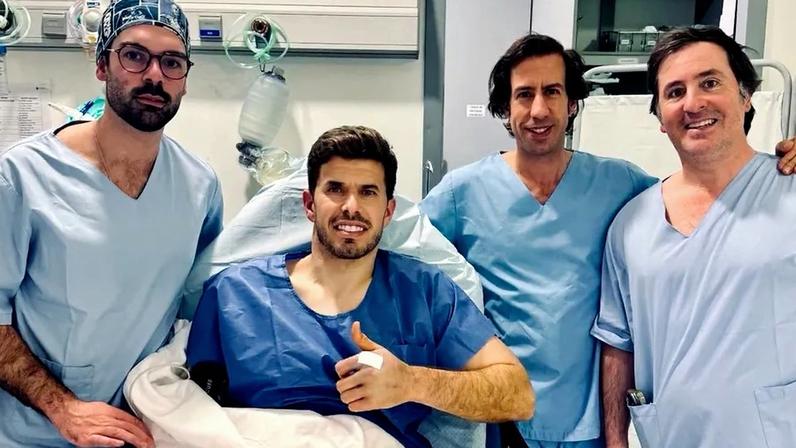 João Silva junto à equipa do bloco operatório; dr. João Santos, à esquerda