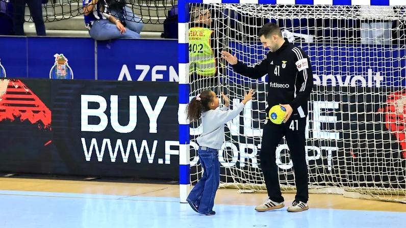 Gustavo Capdeville brinca com a filha de Quintana