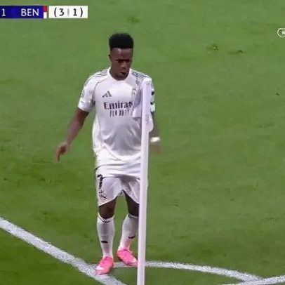 Vinícius marca em contra-ataque e dança junto à bandeira de canto