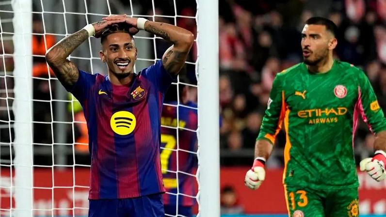 Raphinha, jogador do Barcelona, lamenta lance durante jogo