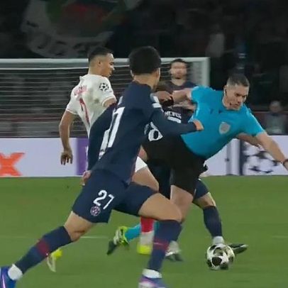 Médio do PSG atropela árbitro e fica a reclamar
