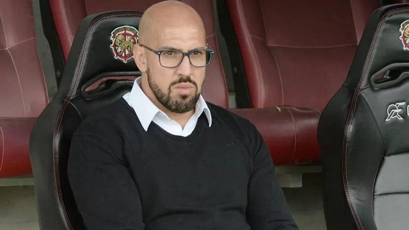 José Faria com dores de cabeça nas bolas paradas