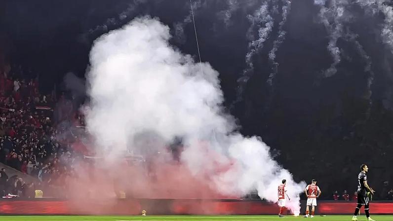 Multas pesadas devido pirotecnia com interrupção do encontro