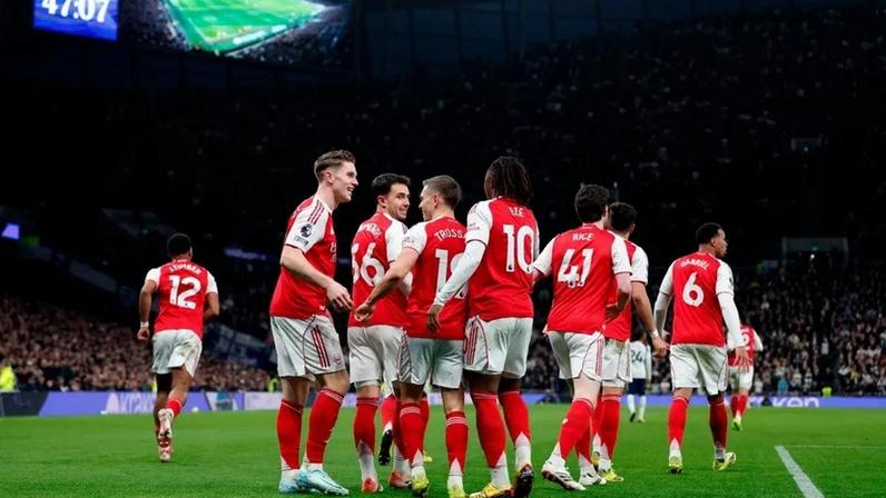 Craque do Arsenal recorda troca de camisolas