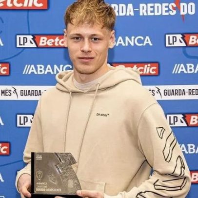 Lukas Hornicek recebe prémio e diz ser uma honra frente a bons guarda-redes
