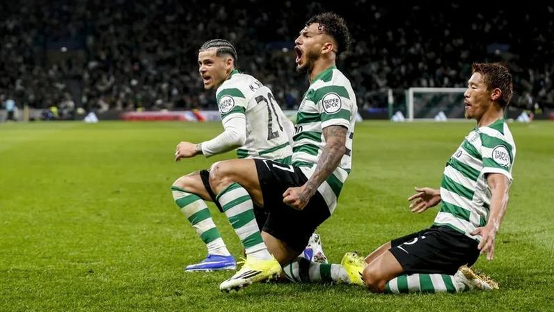 GARRA. Luis Suárez festeja com Maxi Araújo e Morita