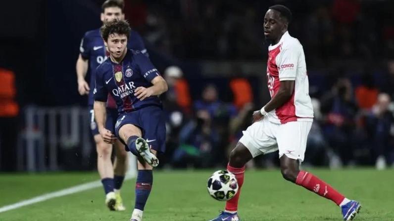 João Neves (PSG) em ação frente ao Monaco
