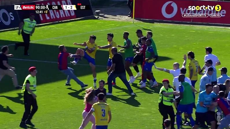 Jogo da 30.ª jornada marcado por uma invasão de campo, além de agressões