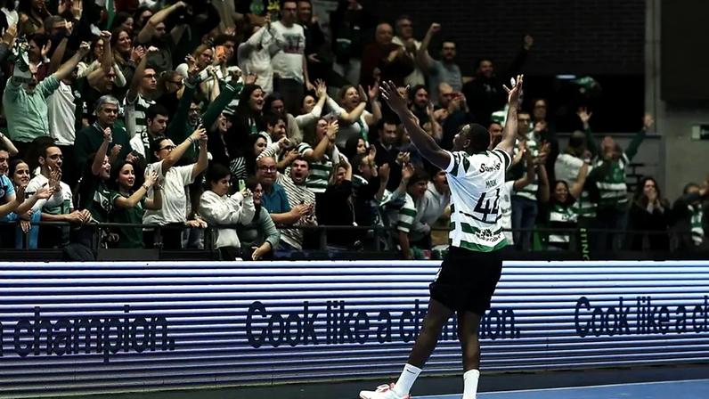 Christian Moga renova contrato com o Sporting e celebra com os adeptos