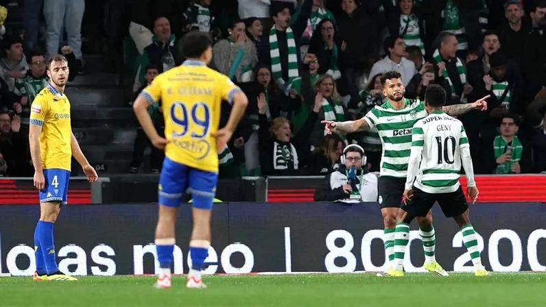 Luis Suárez a celebrar com Geny Catamo