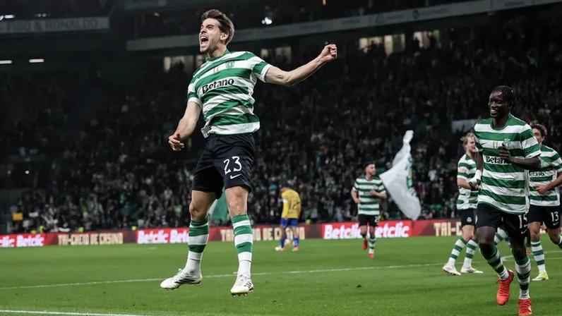 Daniel Bragança festeja o golo marcado ao Estoril