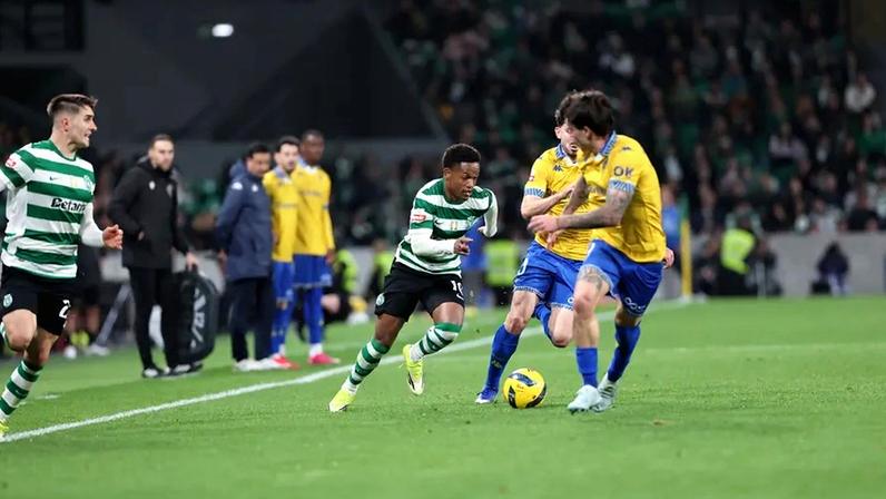 Os jogadores em ação durante o Sporting-Estoril